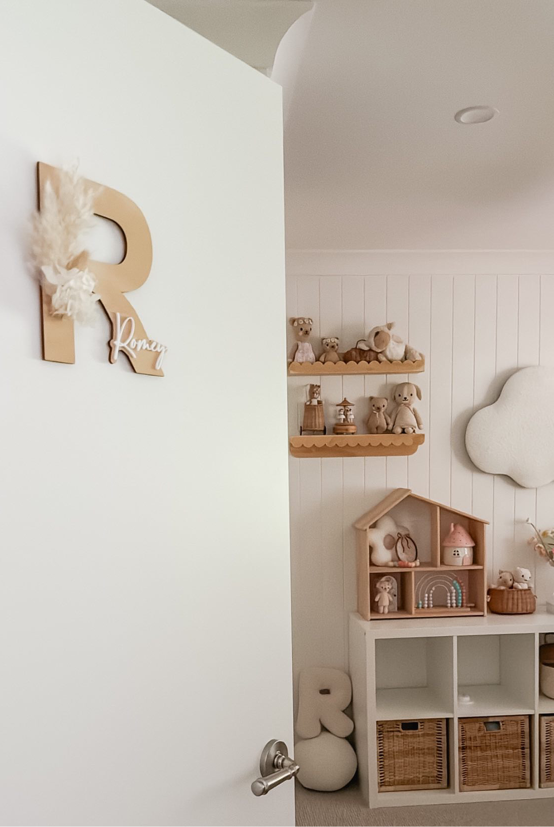 Dried floral wooden plaque with acrylic and/or laser engraved text or name, letter/initial, with dried preserved flowers tied to the plaque. Perfect for baby birth announcements or personalised gifts or keepsakes.