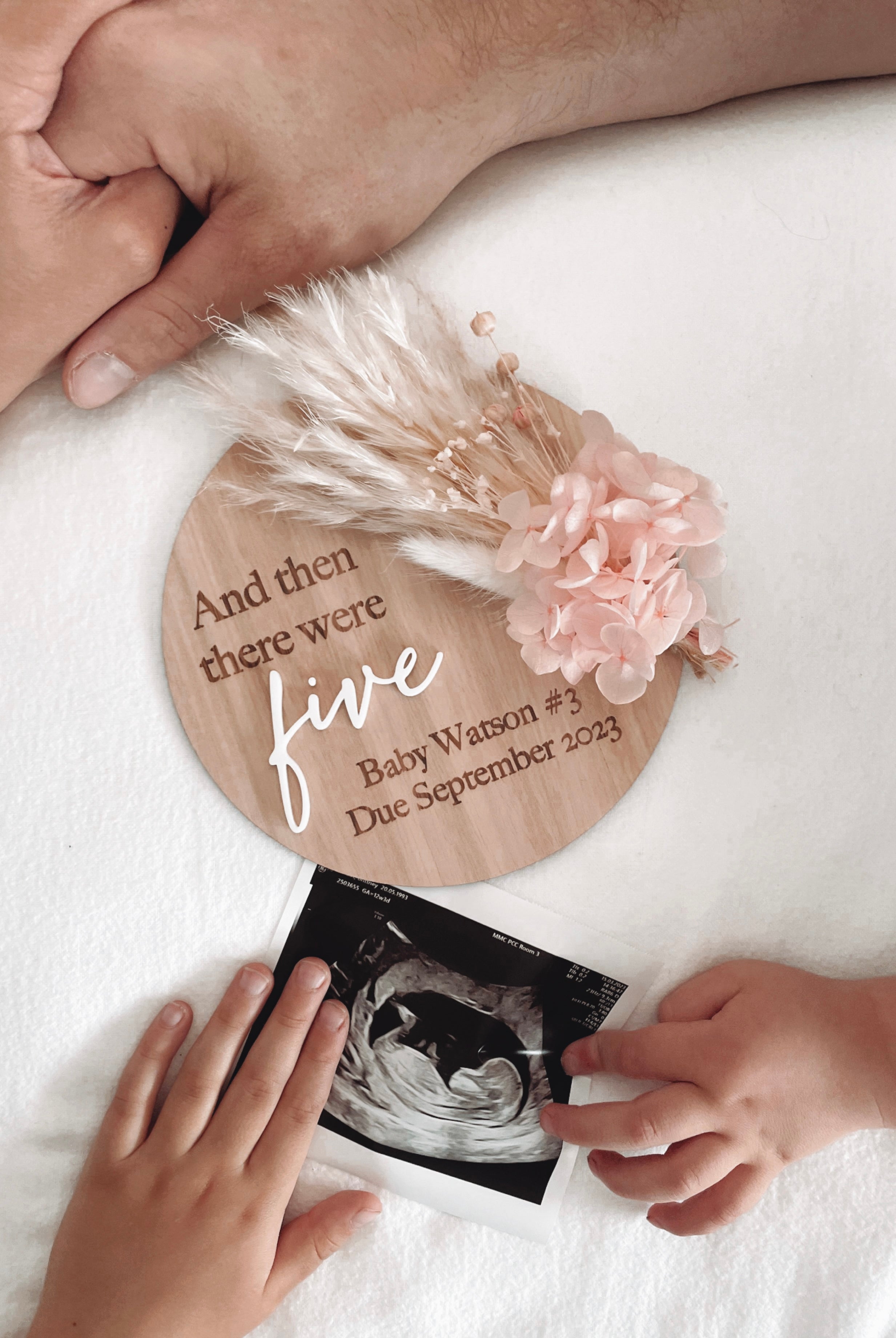 Dried floral wooden plaque with acrylic and/or laser engraved text or name, either arch or round shape, with dried preserved flowers tied to the plaque. Perfect for baby birth announcements or personalised gifts or keepsakes. Pregnancy announcement dried floral plaque