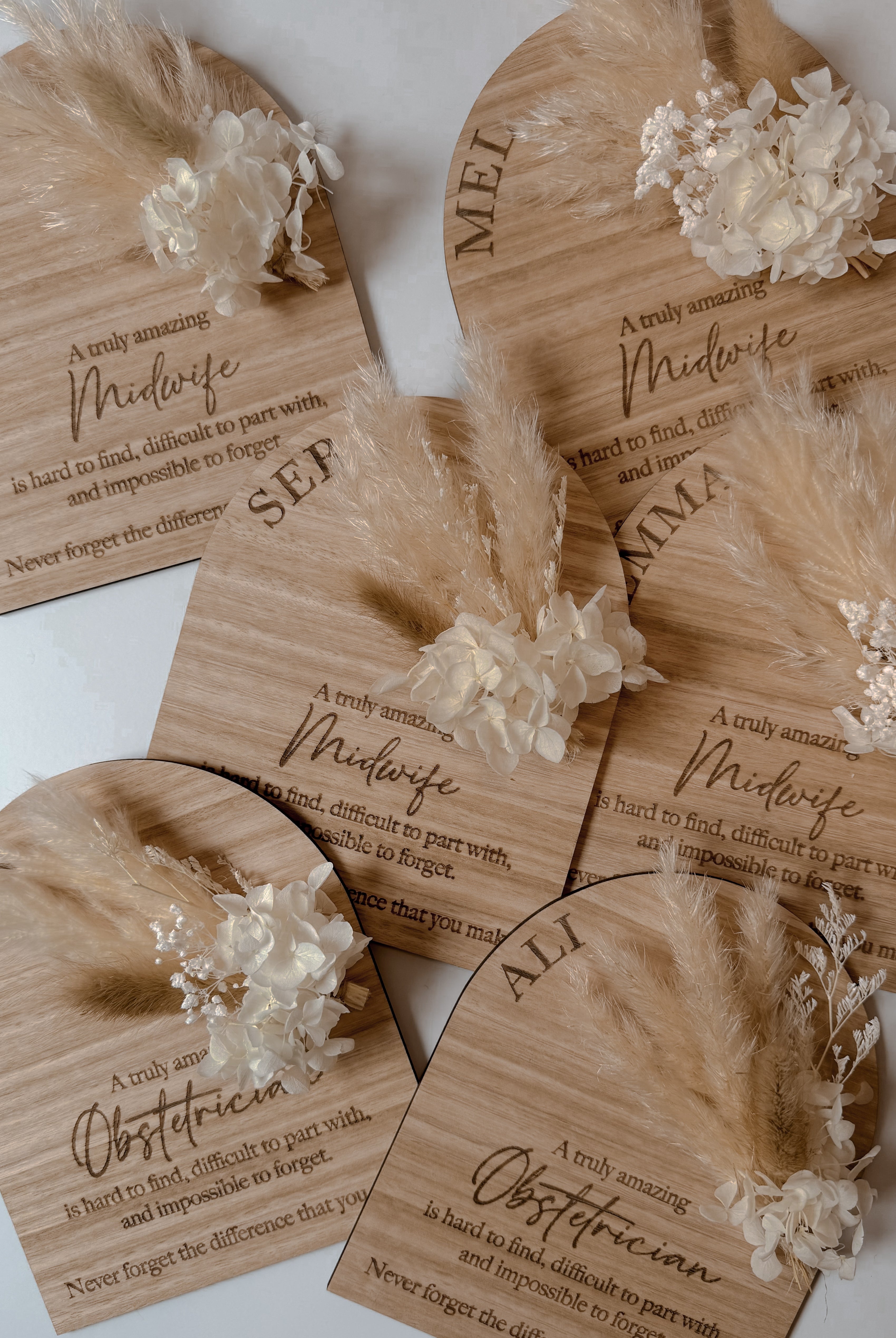Dried floral wooden plaque with acrylic and/or laser engraved text or name, either arch or round shape, with dried preserved flowers tied to the plaque. Perfect for baby birth announcements or personalised gifts or keepsakes. Midwife gift - doctor gift