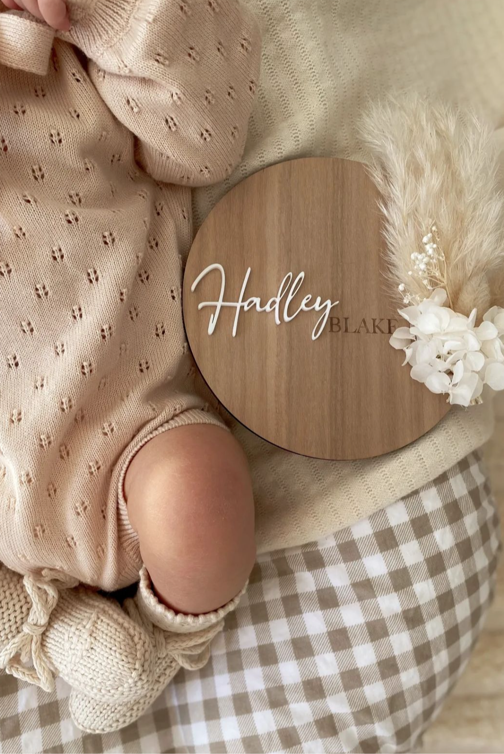 Dried floral wooden plaque with acrylic and/or laser engraved text or name, either arch or round shape, with dried preserved flowers tied to the plaque. Perfect for baby birth announcements or personalised gifts or keepsakes.