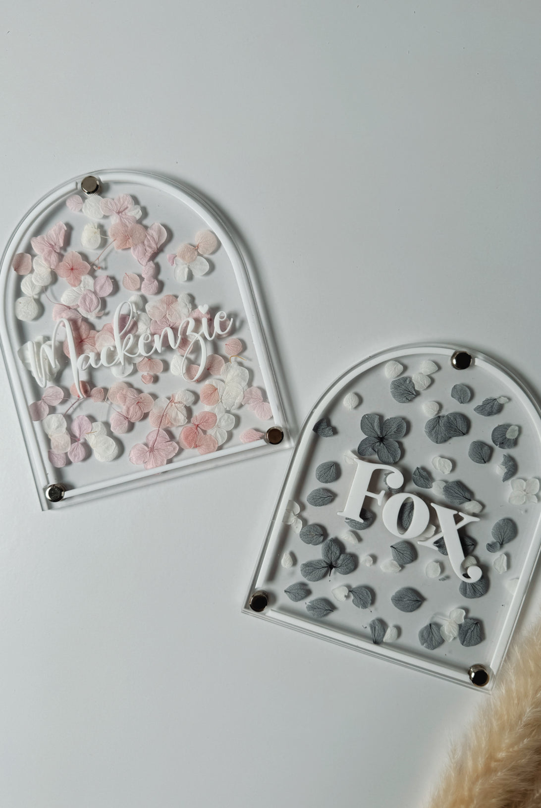 Dried floral wooden plaque with acrylic and/or laser engraved text or name, either arch or round shape, with dried preserved flowers tied to the plaque. Perfect for baby birth announcements or personalised gifts or keepsakes. Pressed floral plaque with dried flower petals