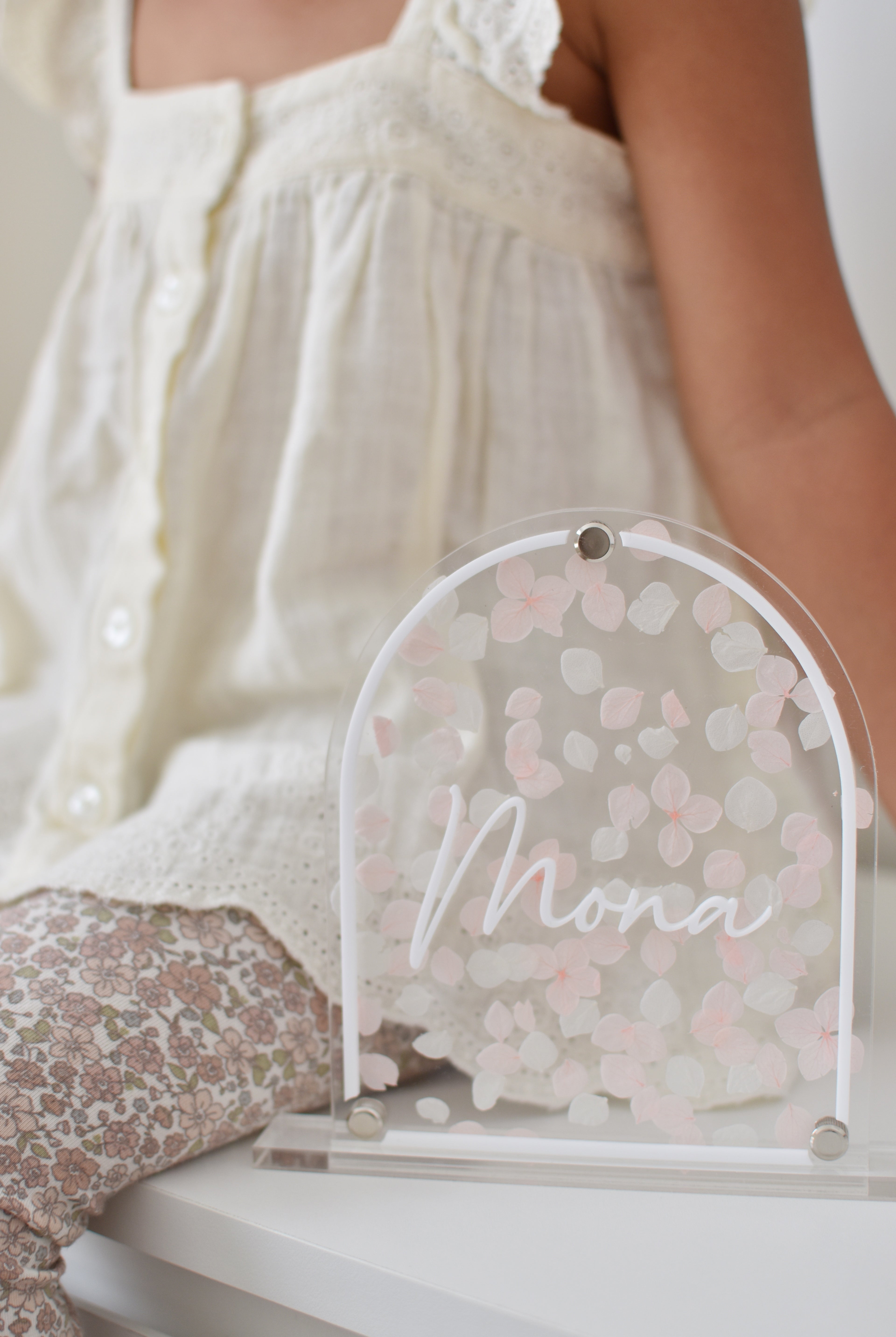 Dried floral wooden plaque with acrylic and/or laser engraved text or name, either arch or round shape, with dried preserved flowers tied to the plaque. Perfect for baby birth announcements or personalised gifts or keepsakes.