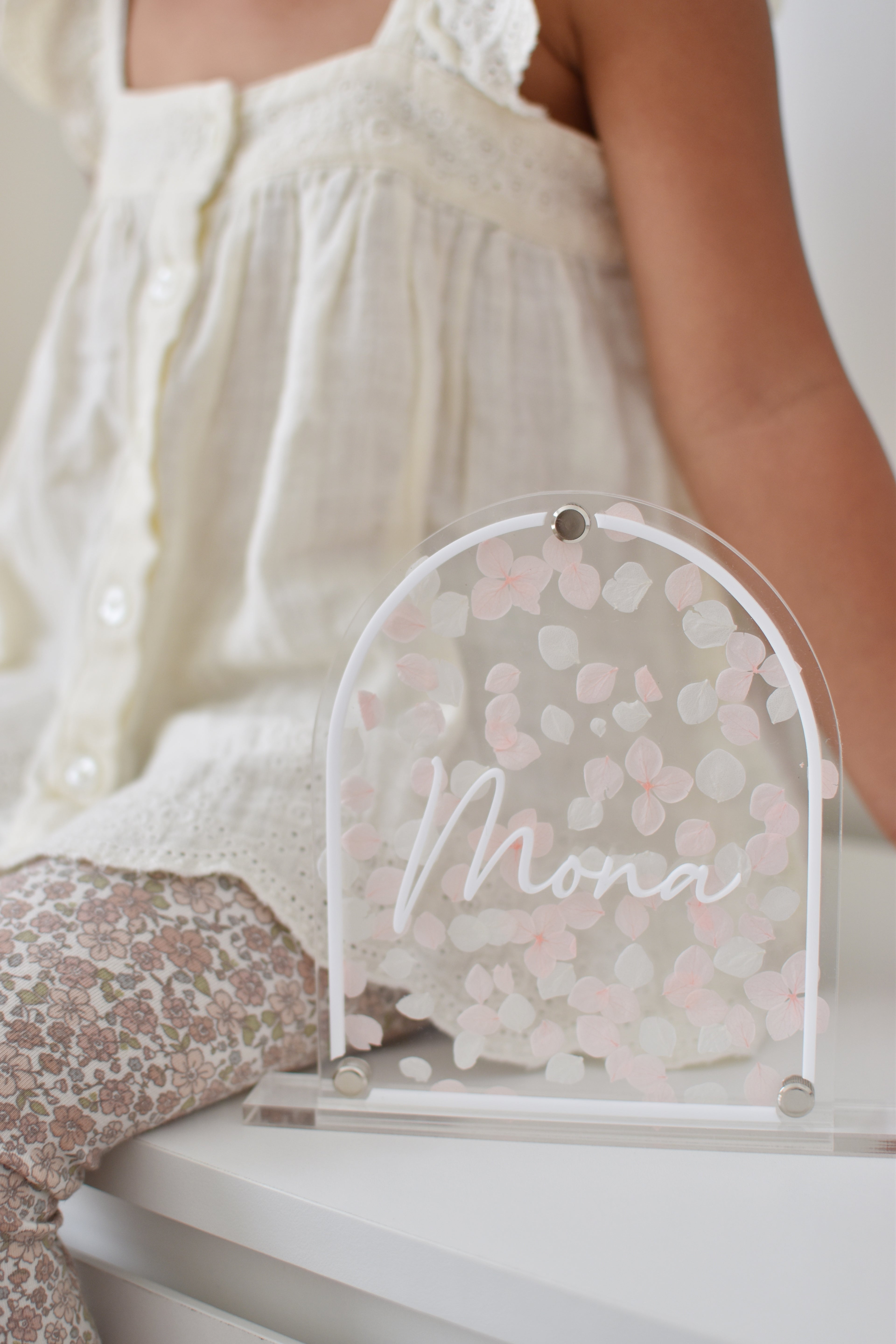 Dried floral wooden plaque with acrylic and/or laser engraved text or name, either arch or round shape, with dried preserved flowers tied to the plaque. Perfect for baby birth announcements or personalised gifts or keepsakes.