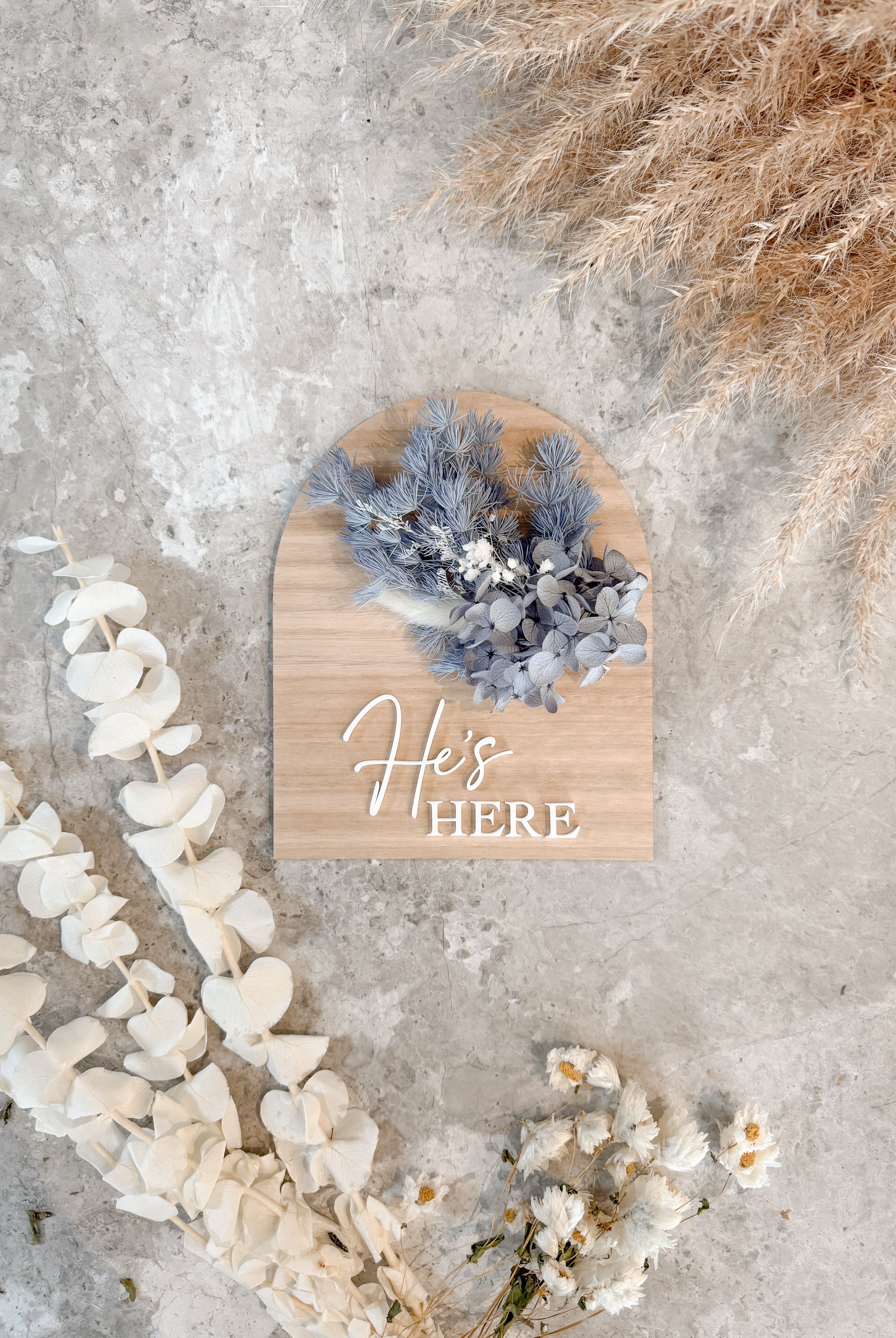 Dried floral wooden plaque with acrylic and/or laser engraved text or name, either arch or round shape, with dried preserved flowers tied to the plaque. Perfect for baby birth announcements or personalised gifts or keepsakes.