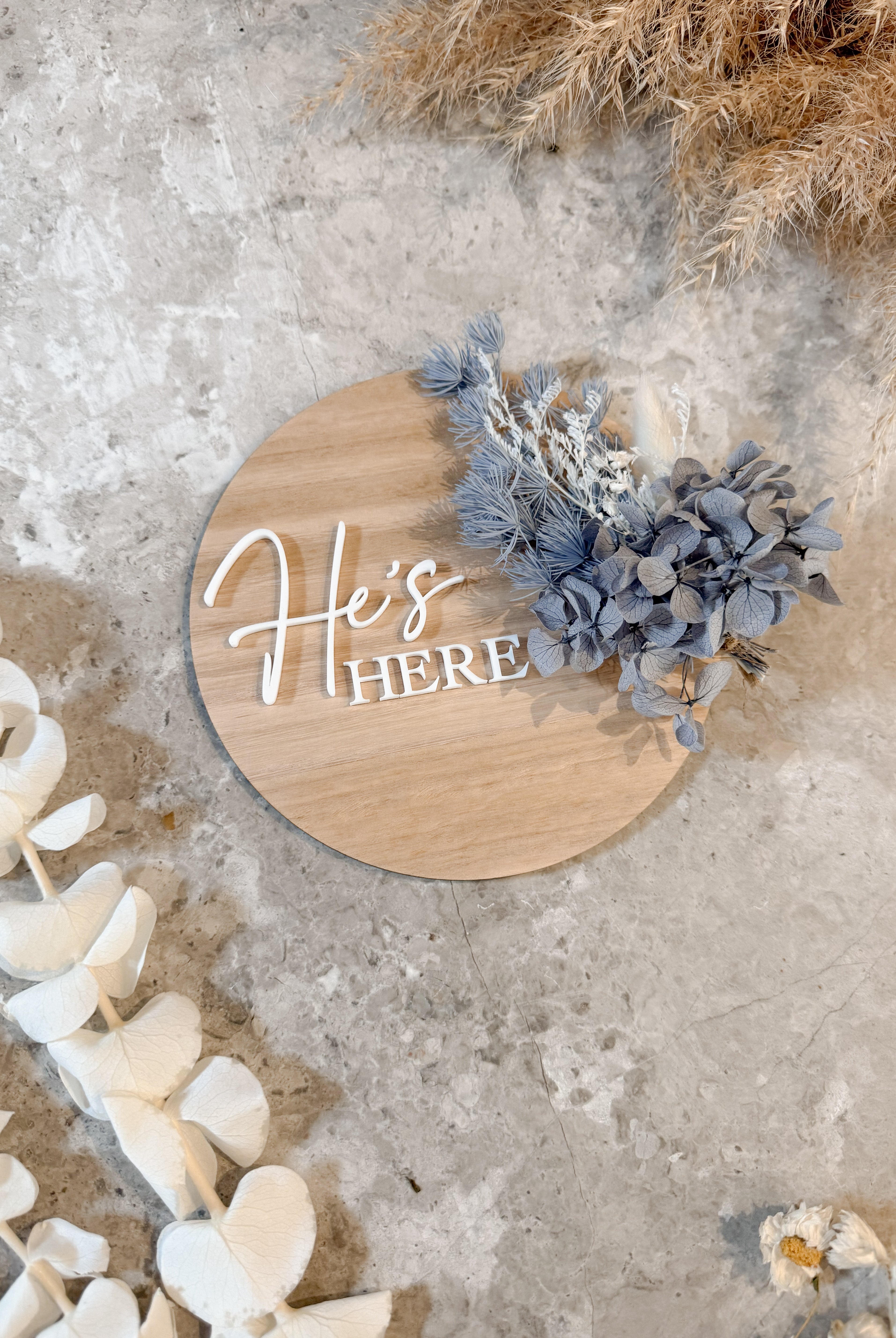 Dried floral wooden plaque with acrylic and/or laser engraved text or name, either arch or round shape, with dried preserved flowers tied to the plaque. Perfect for baby birth announcements or personalised gifts or keepsakes.