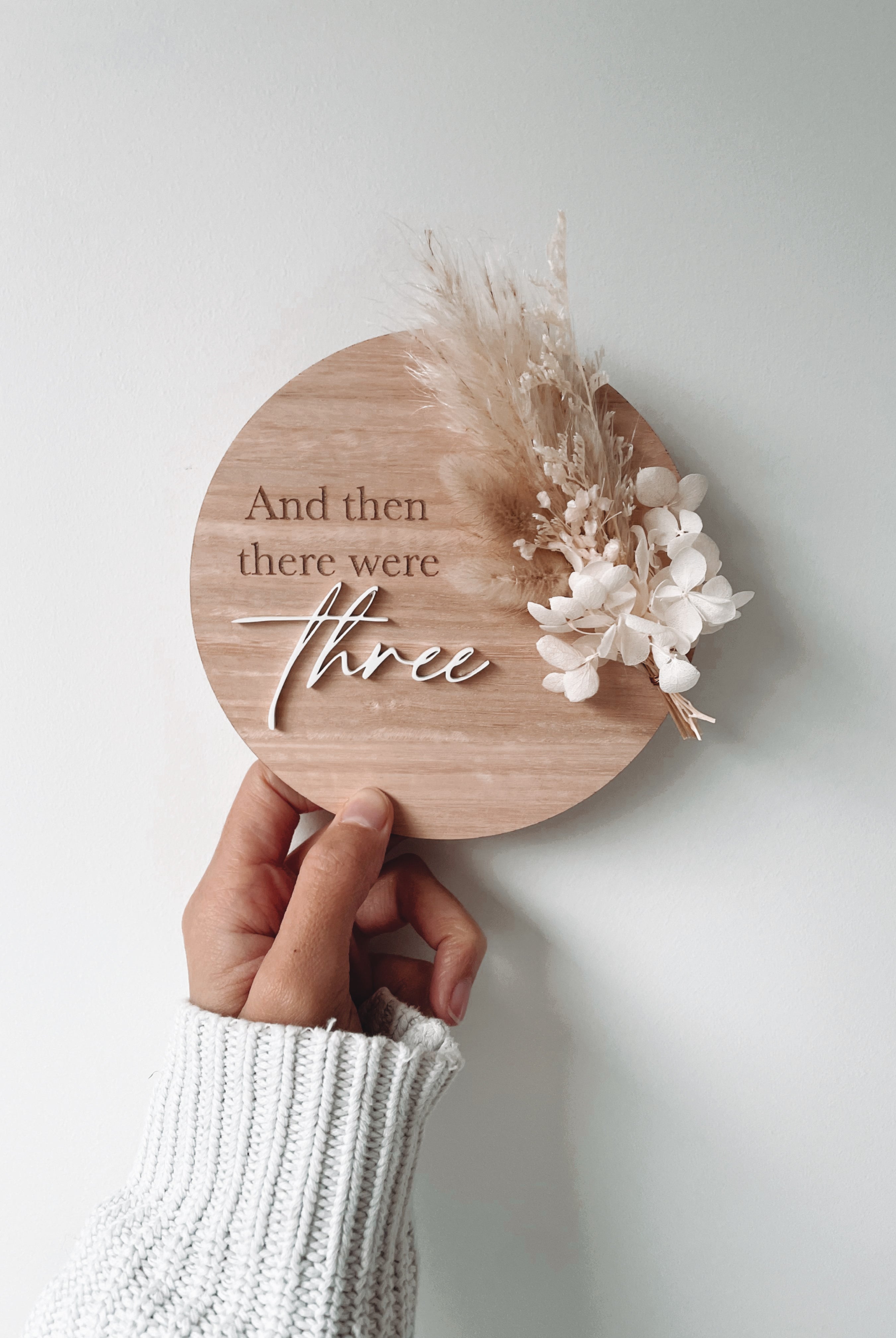 Dried floral wooden plaque with acrylic and/or laser engraved text or name, either arch or round shape, with dried preserved flowers tied to the plaque. Perfect for baby birth announcements or personalised gifts or keepsakes. Pregnancy dried floral plaque
