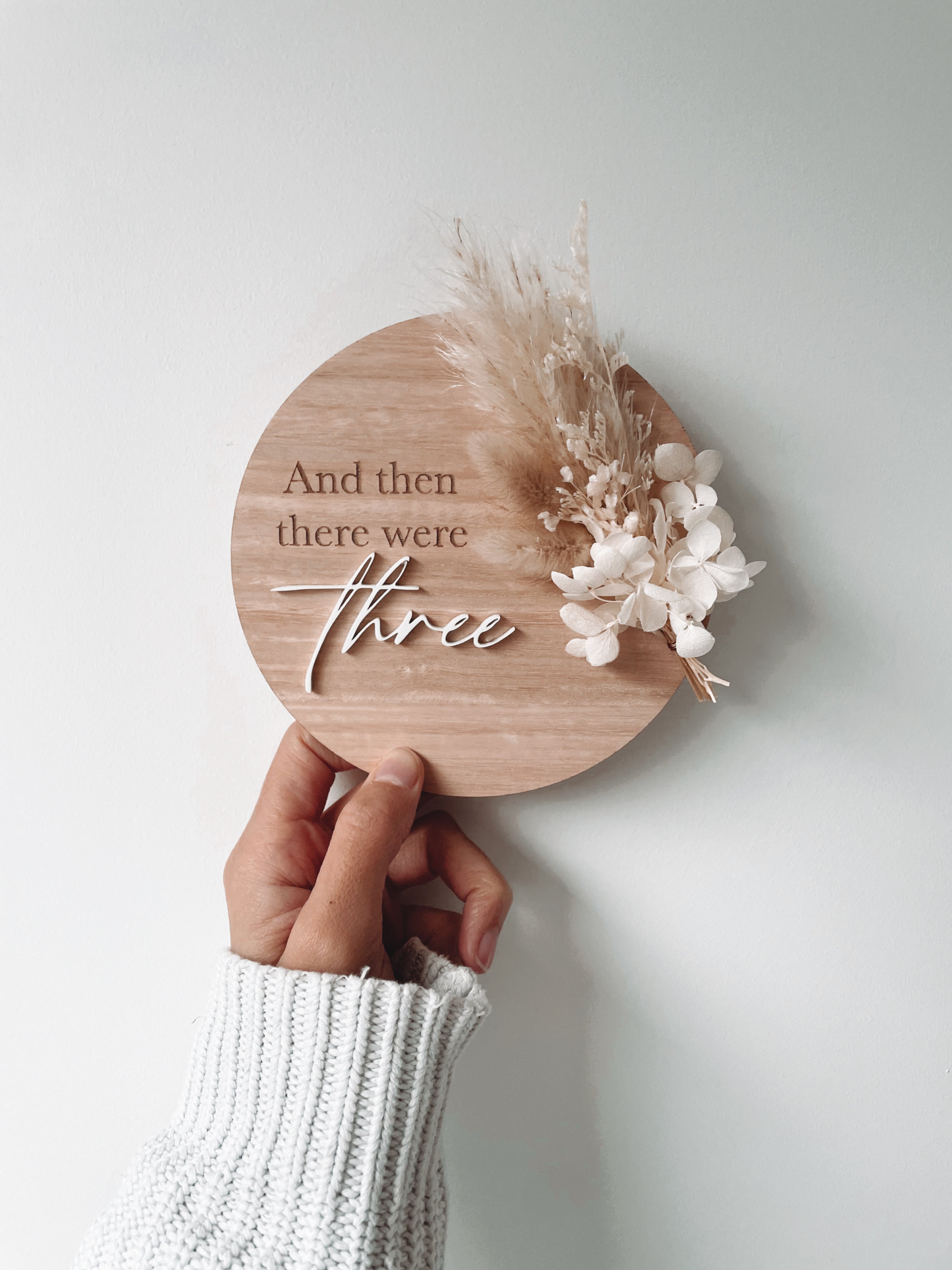 Dried floral wooden plaque with acrylic and/or laser engraved text or name, either arch or round shape, with dried preserved flowers tied to the plaque. Perfect for baby birth announcements or personalised gifts or keepsakes. Pregnancy dried floral plaque