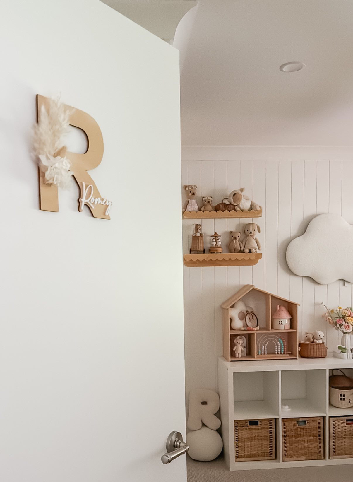 Dried floral wooden plaque with acrylic and/or laser engraved text or name, letter/initial, with dried preserved flowers tied to the plaque. Perfect for baby birth announcements or personalised gifts or keepsakes.