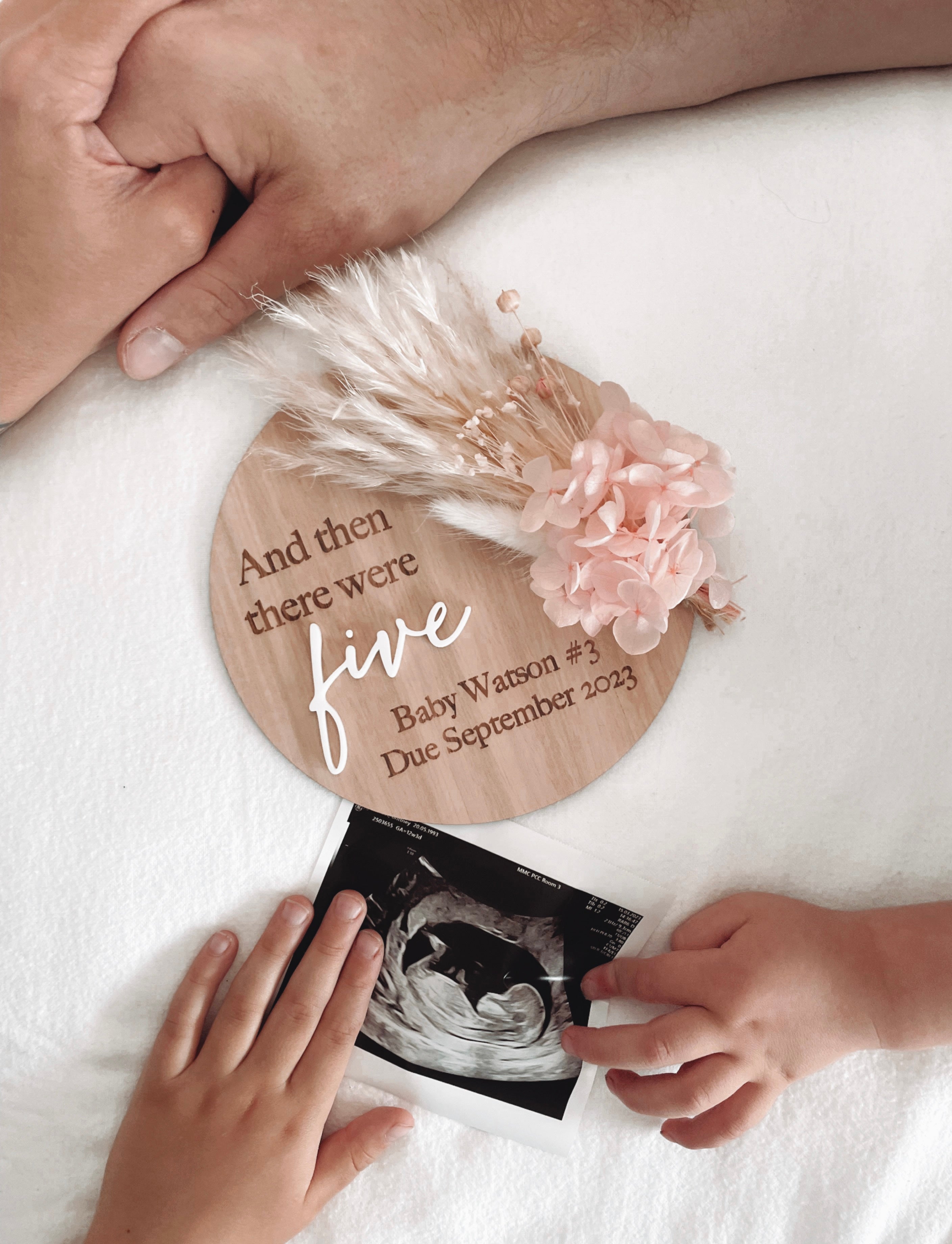 Dried floral wooden plaque with acrylic and/or laser engraved text or name, either arch or round shape, with dried preserved flowers tied to the plaque. Perfect for baby birth announcements or personalised gifts or keepsakes. Pregnancy announcement dried floral plaque