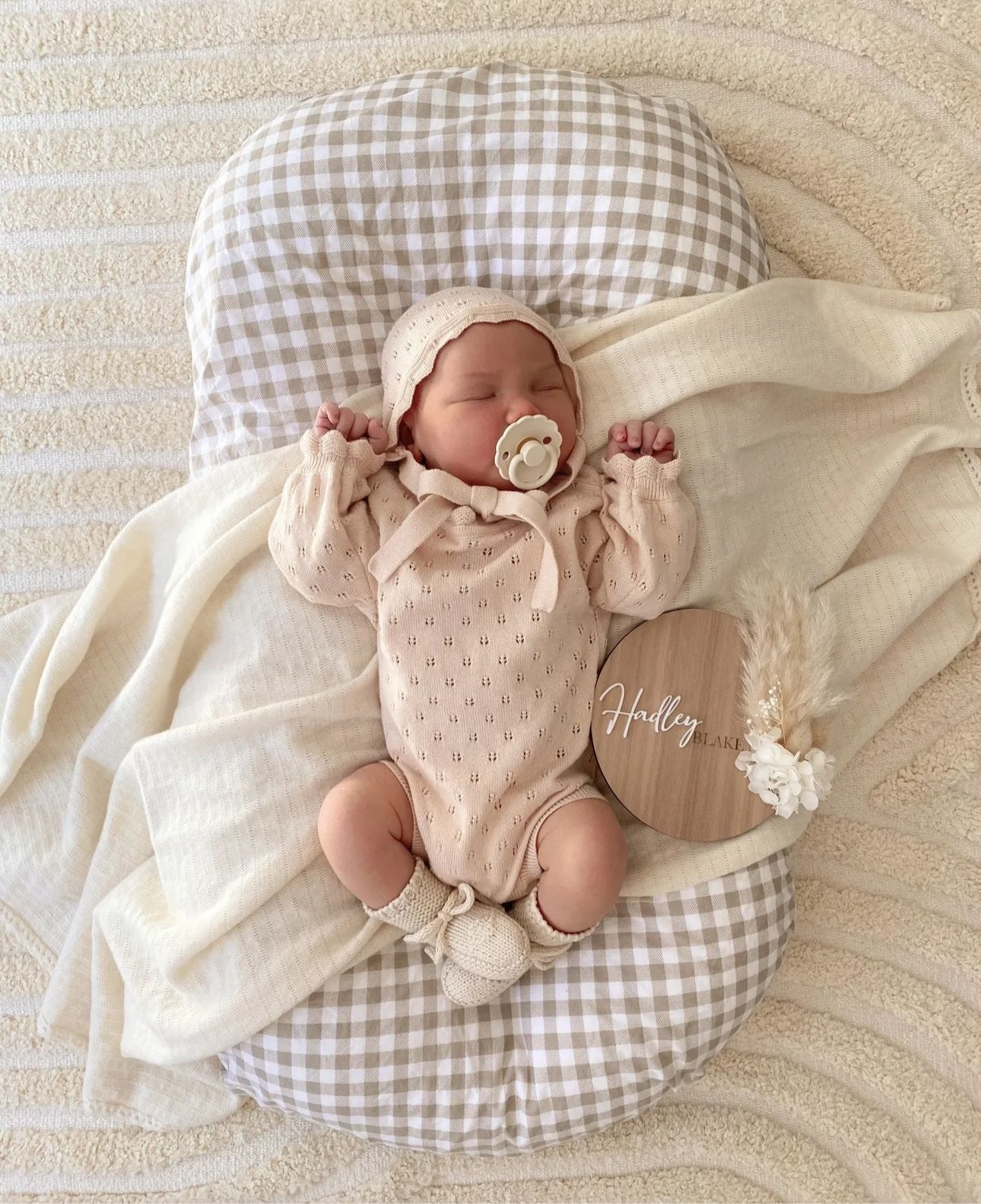 Dried floral wooden plaque with acrylic and/or laser engraved text or name, either arch or round shape, with dried preserved flowers tied to the plaque. Perfect for baby birth announcements or personalised gifts or keepsakes.