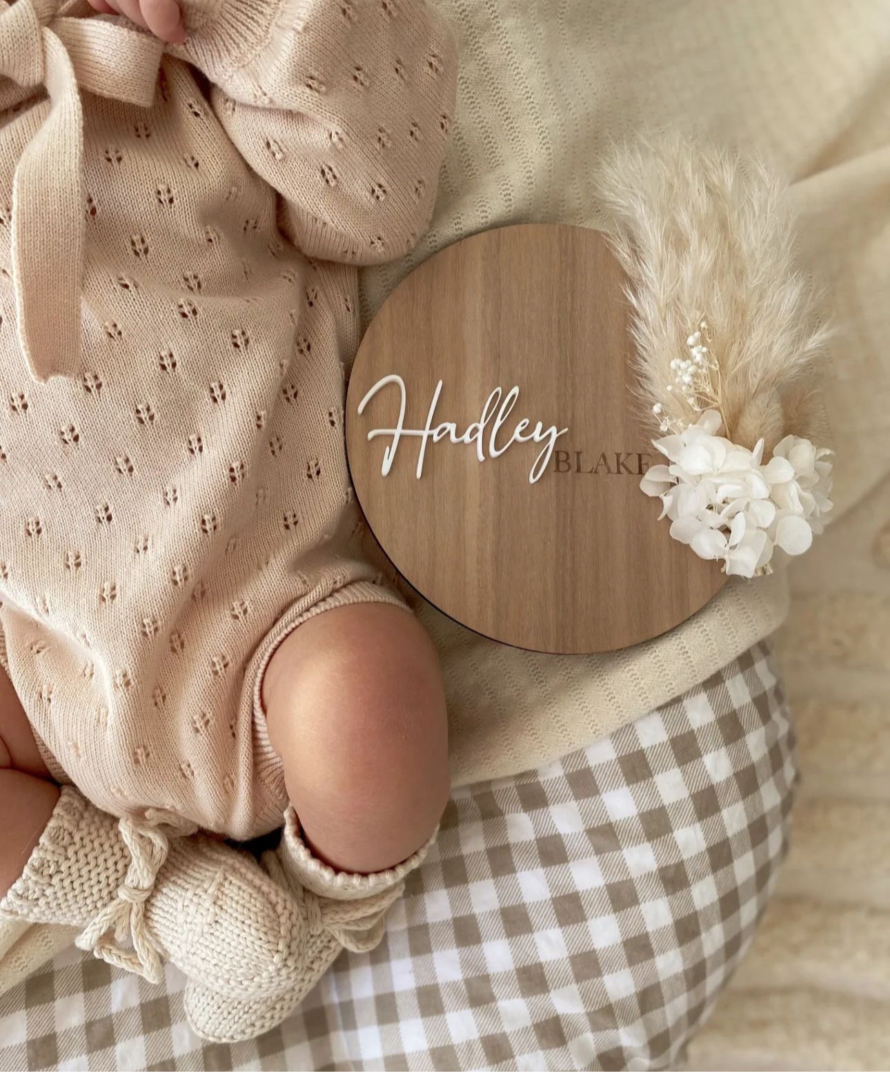 Dried floral wooden plaque with acrylic and/or laser engraved text or name, either arch or round shape, with dried preserved flowers tied to the plaque. Perfect for baby birth announcements or personalised gifts or keepsakes.