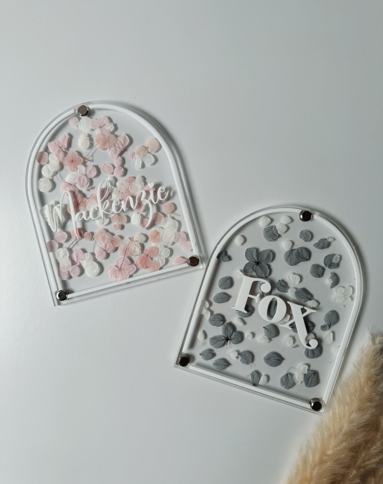 Dried floral wooden plaque with acrylic and/or laser engraved text or name, either arch or round shape, with dried preserved flowers tied to the plaque. Perfect for baby birth announcements or personalised gifts or keepsakes. Pressed floral plaque with dried flower petals