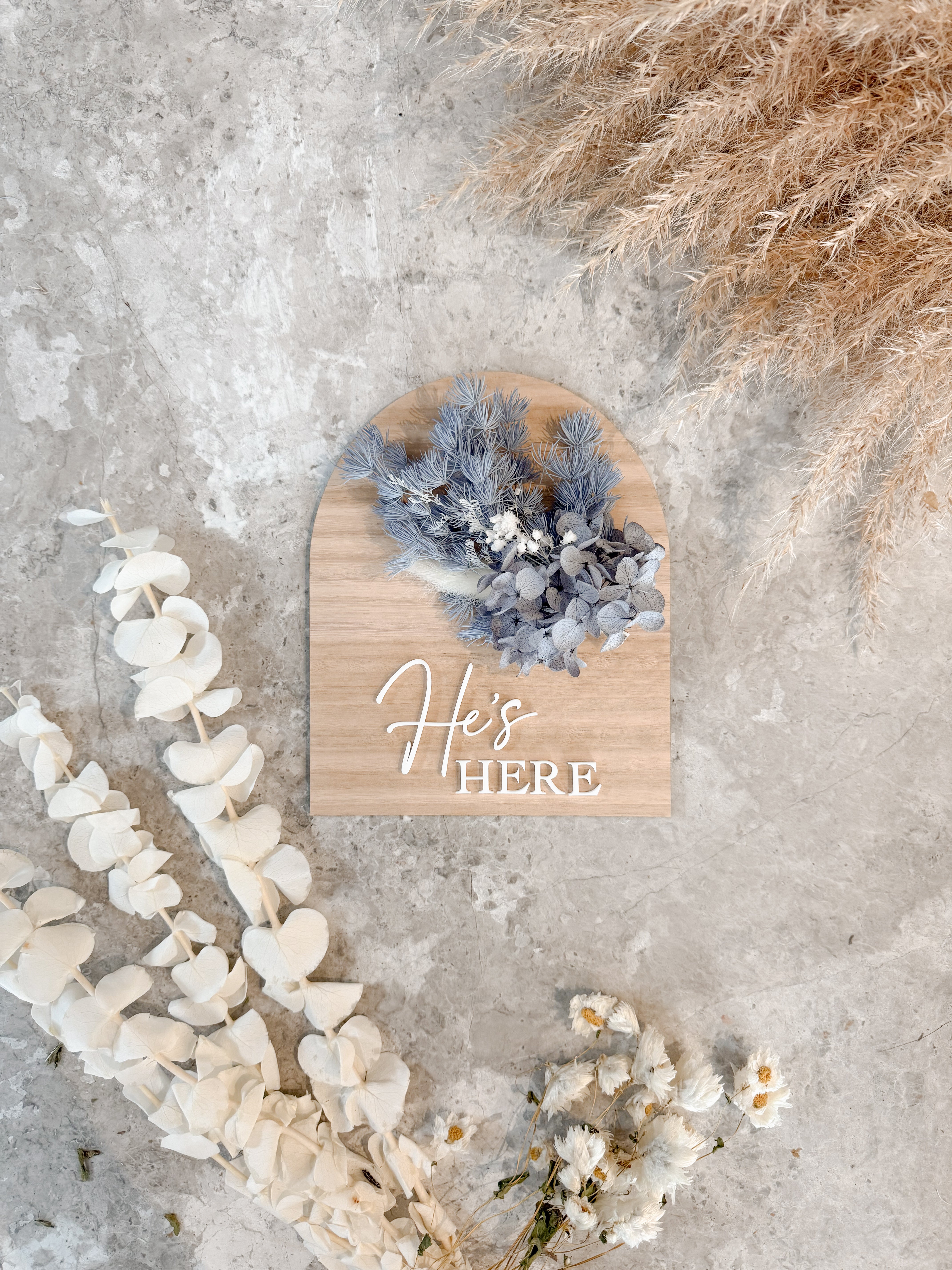 Dried floral wooden plaque with acrylic and/or laser engraved text or name, either arch or round shape, with dried preserved flowers tied to the plaque. Perfect for baby birth announcements or personalised gifts or keepsakes.