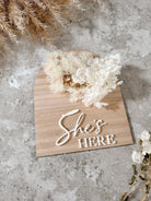 Dried floral wooden plaque with acrylic and/or laser engraved text or name, either arch or round shape, with dried preserved flowers tied to the plaque. Perfect for baby birth announcements or personalised gifts or keepsakes.